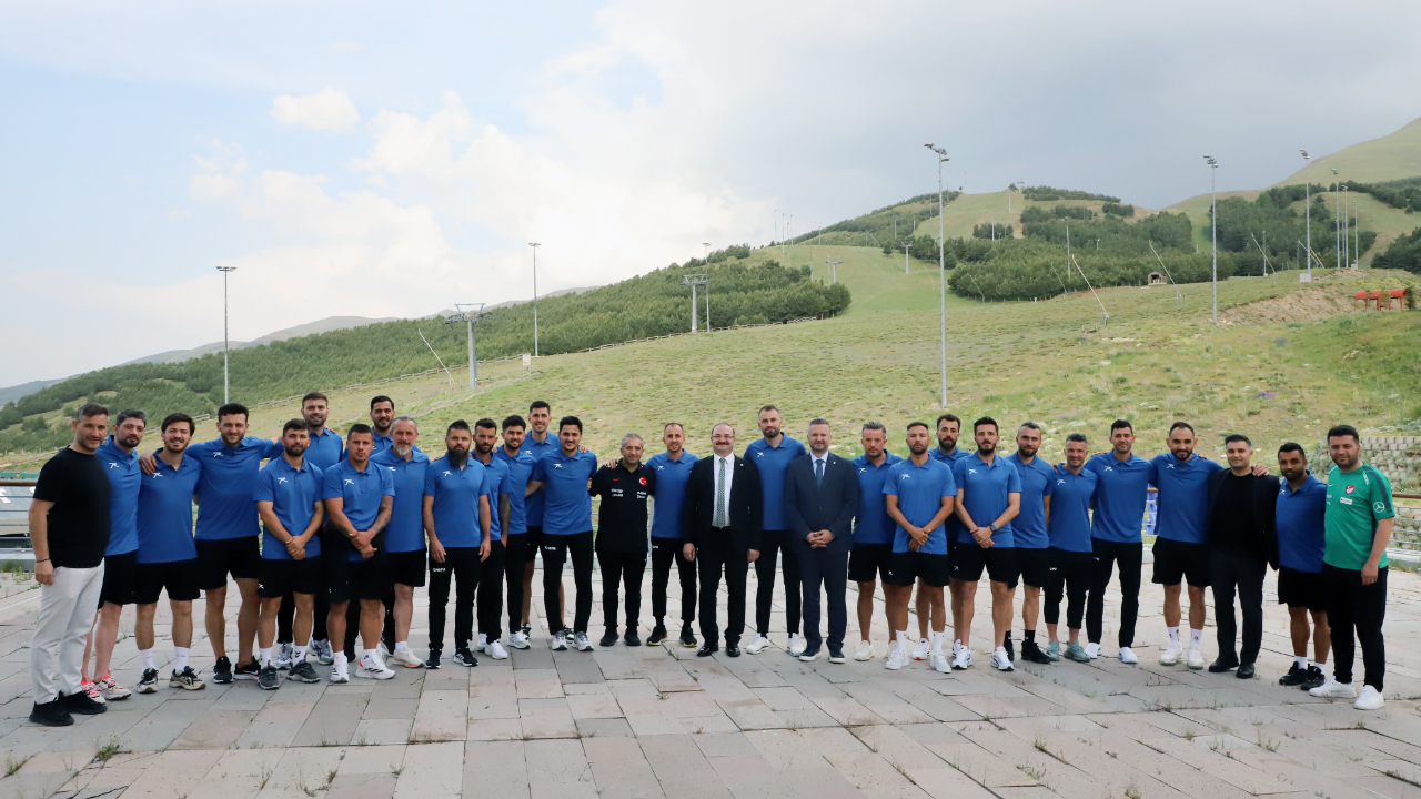 REKTÖR HACIMÜFTÜOĞLU, UEFA B ANTRENÖRLÜK EĞİTİMİ ALAN FUTBOLCULARLA BİR ARAYA GELDİ