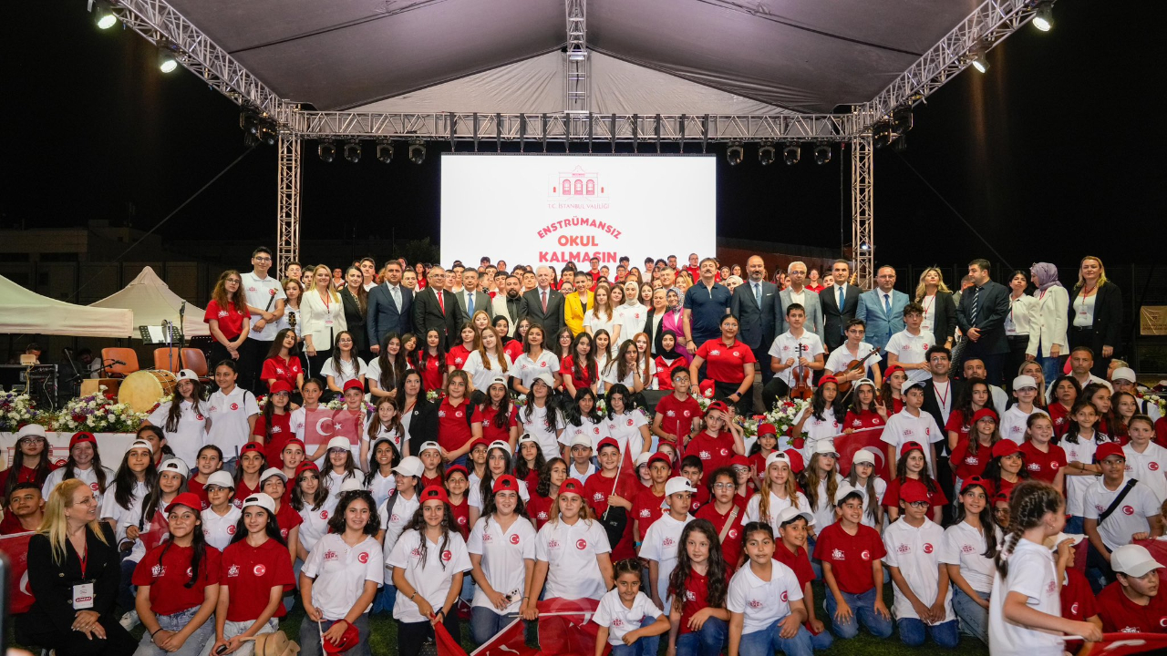 1150 KİŞİLİK DEV ENSTRÜMANSIZ OKUL KALMASIN KOROSU SAHNE ALDI