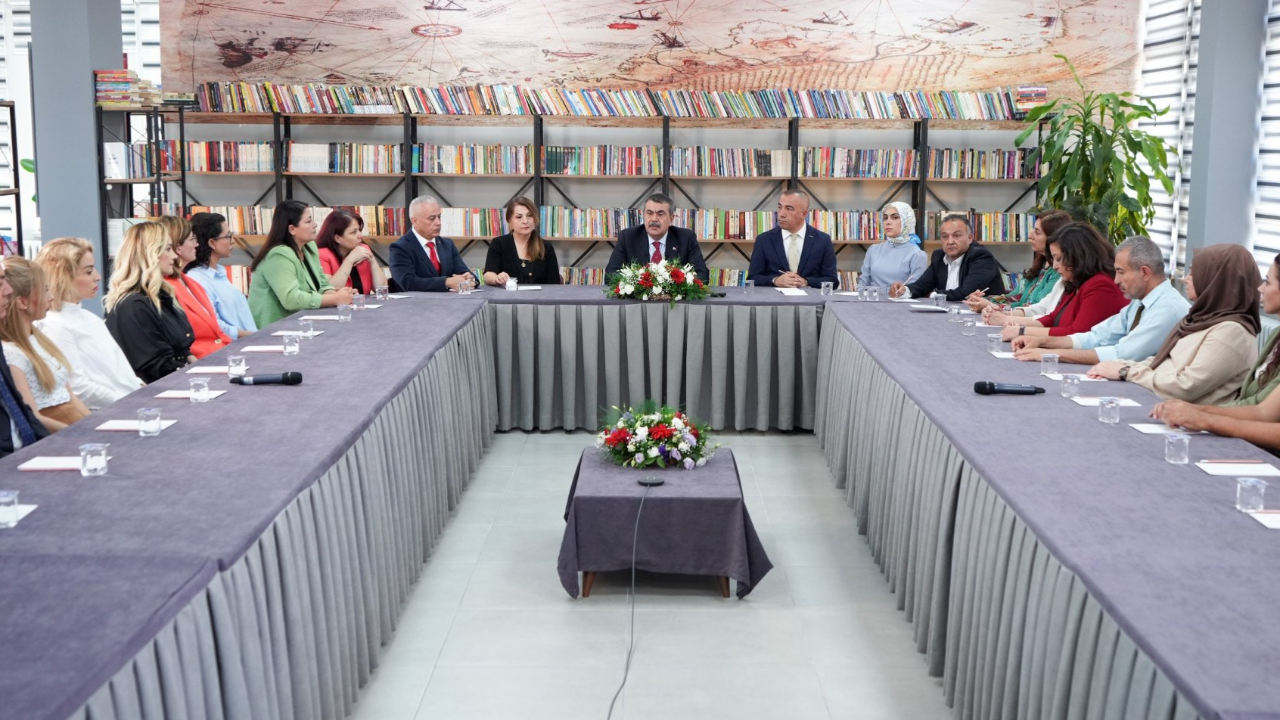 Bakan Tekin, Mesleki Çalışma  Programı  Dolayısıyla  Canlı Yayında Öğretmenlere  Hitap  Etti