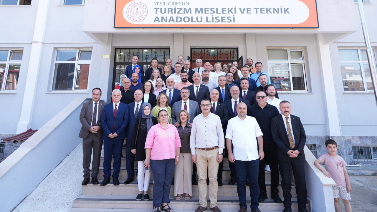 Bakan Tekin  Öğretmenleri Ziyaret Etti