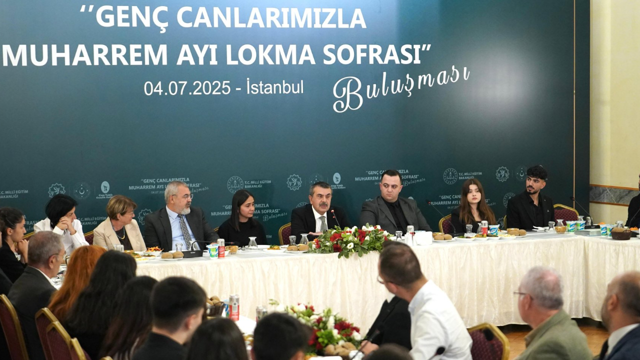 Bakan Yusuf Tekin, "Muharrem Ayı Lokma Sofrası"nda Gençlerle Buluştu
