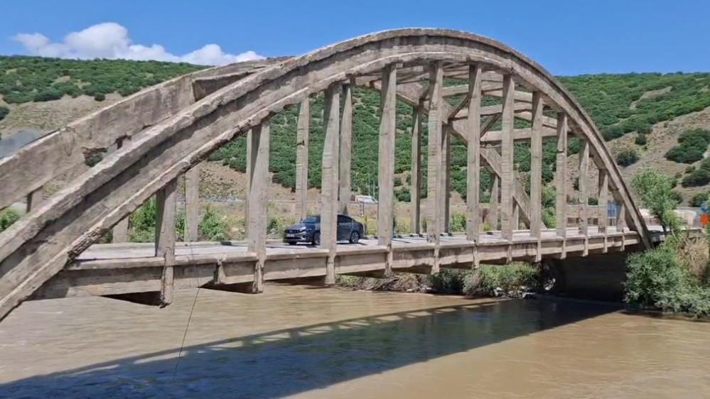 Pülümürlüler depremde yıkılma riski bulunan Mutu Köprüsü'nün yenilenmesini istiyor