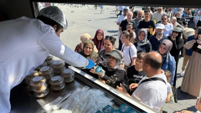 İBB, AŞURE GÜNÜ’NDE 15 BİN KİŞİYE AŞURE DAĞITTI