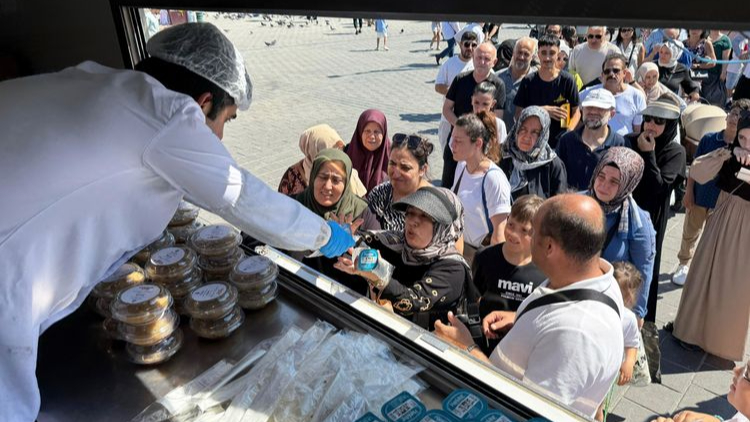 İBB, AŞURE GÜNÜ’NDE 15 BİN KİŞİYE AŞURE DAĞITTI