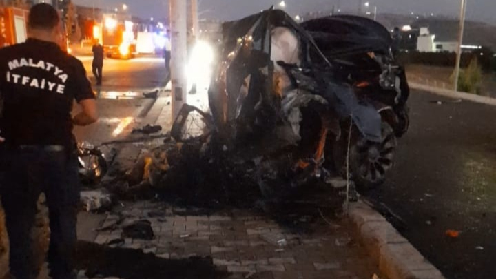 Araç alev aldı: 2 hemşire yanarak can verdi