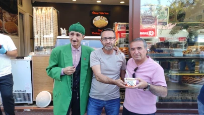 Erzurumlu Tiyatro Ustası "Teyo Emmi" Olarak Bilinen Cumhur Sever, Muharrem ayı kapsamında vatandaşlara aşure ikram etti.