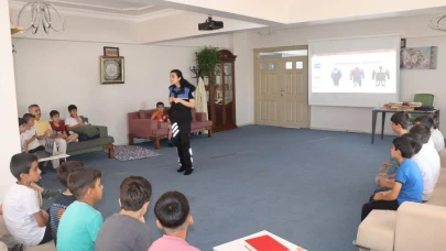 Polisten çocuklara bilinçli internet kullanımı bilgilendirmesi