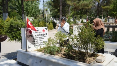 Şehit Ömer Halisdemir kabri başında anıldı