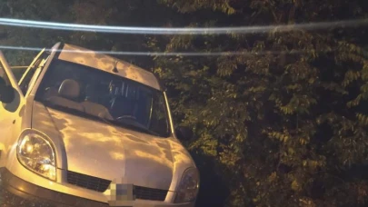 Bozuk yolu fark etmeyen sürücü şarampole uçtu
