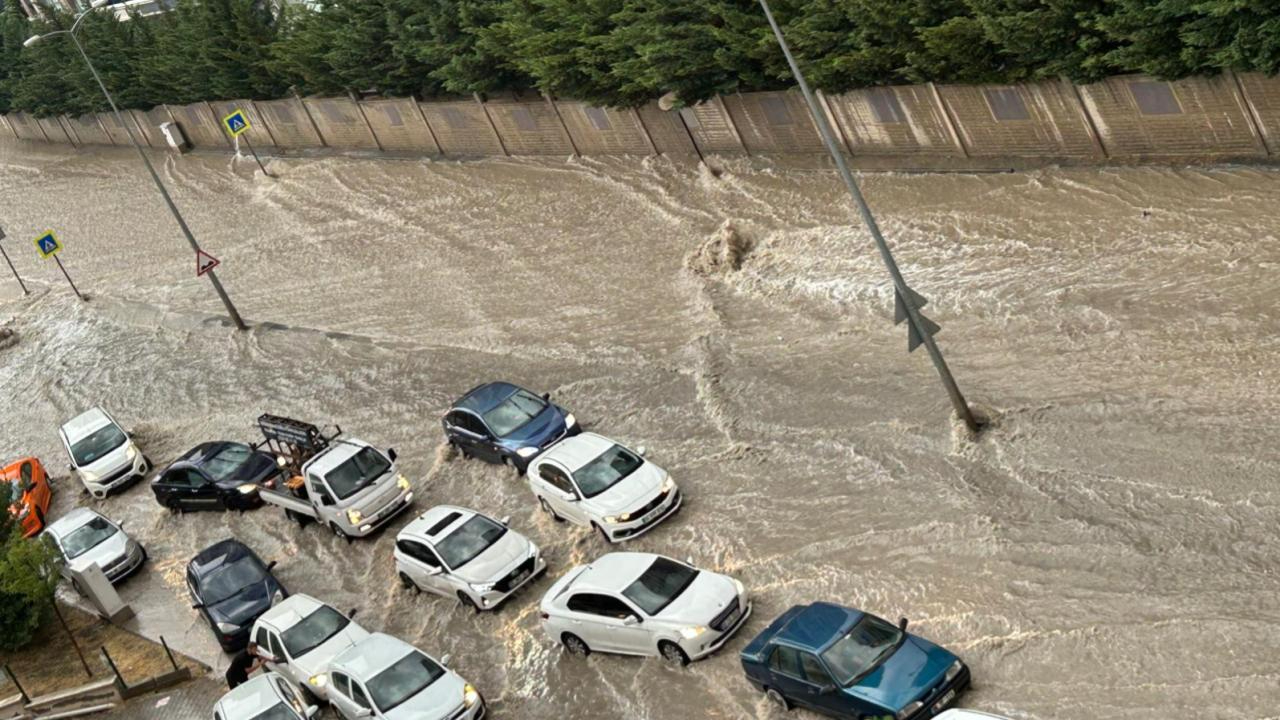 Başkentte sağanak yağış hayatı olumsuz etkiledi
