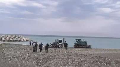 Sahilde güneşlenirken iş makinesinin altında kalarak can verdi