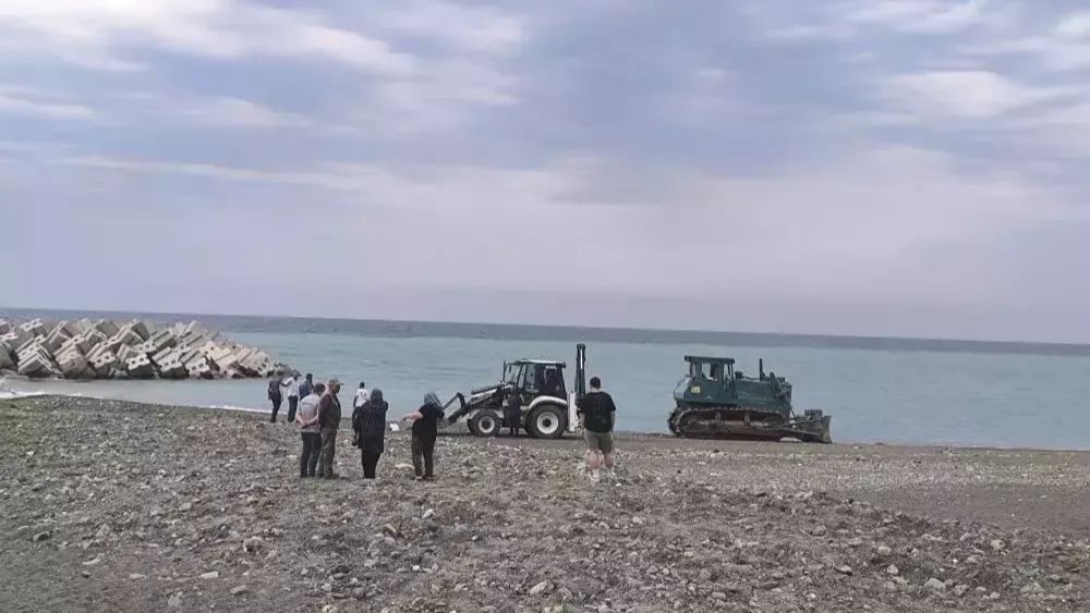 Sahilde güneşlenirken iş makinesinin altında kalarak can verdi