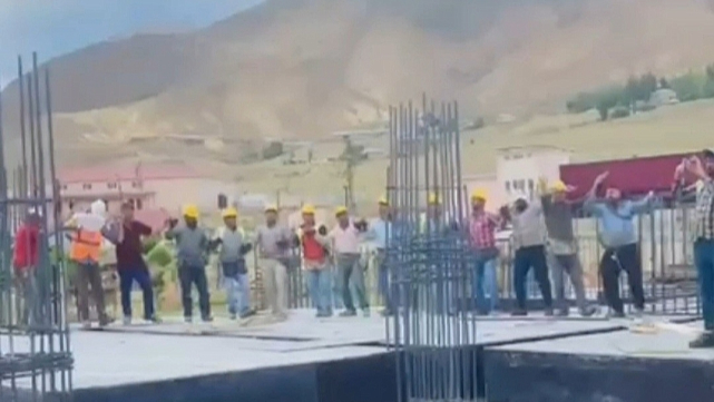 Düğün salonunda çalan müziğe eşlik eden işçilerin görüntüsü gülümsetti