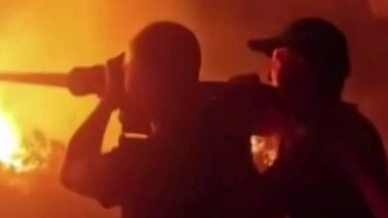 Orman yangınında nefes kesen görüntüler: Alevlerin içindeki direniş böyle görüntülendi