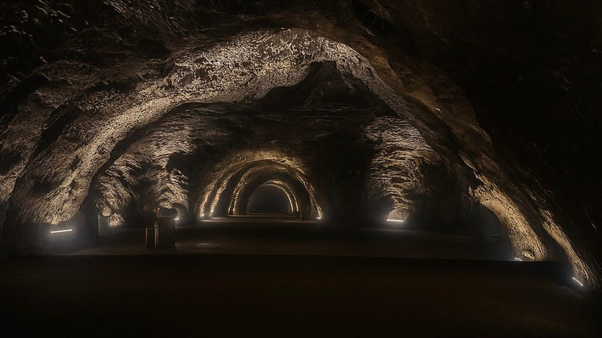 Vatandaşlar, serinlemek için yerin 150 metre altına iniyor