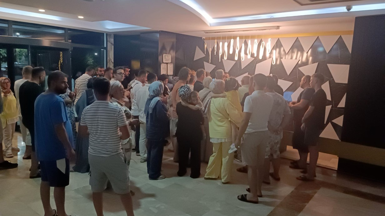 "Turistler resepsiyonu bastı, tatil yapmak yerine eylem yaptı"