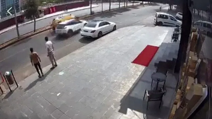 Dikkatsiz sürücü, taksinin yan yatmasına neden oldu