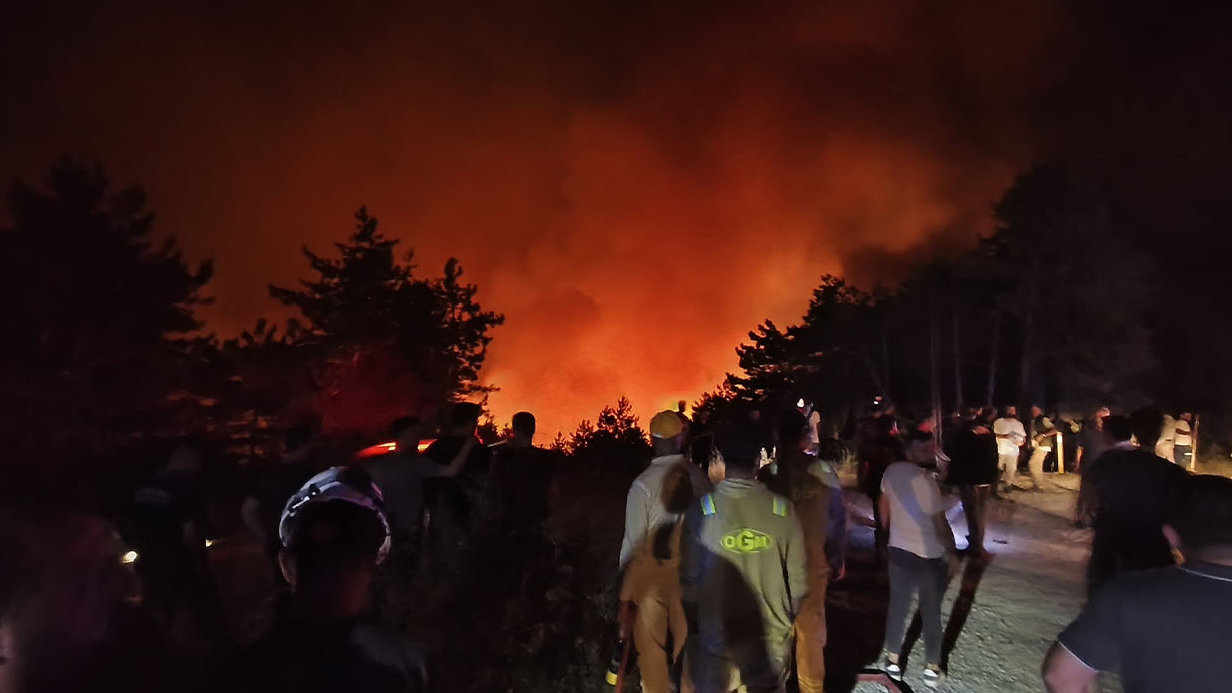 Karabük’te orman yangını büyüyor, iki mahalle tahliye edildi
