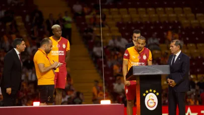Victor Osimhen ve Leroy Sane için stadyumda imza töreni düzenlendi