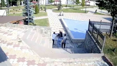 Parktaki çifti uyaran muhtar bıçaklandı: O anlar kamerada