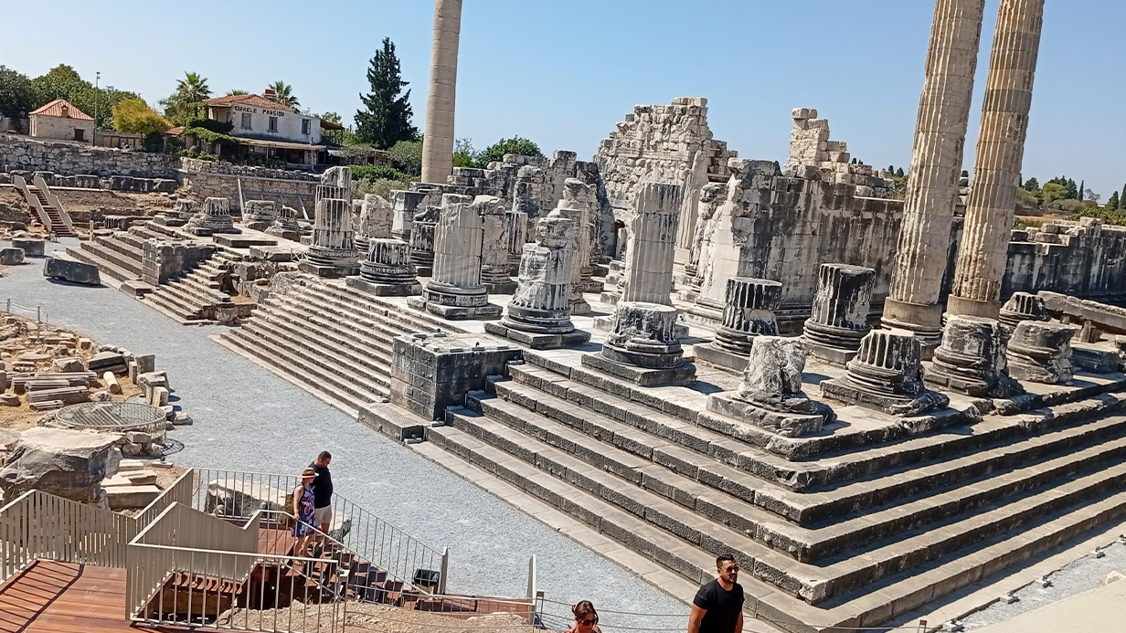 Dünyanın ilk kehanet merkezi Apollon Tapınağı, ziyarete açıldı