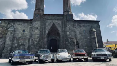 Klasik otomobil tutkunları Erzurum’da buluşuyor
