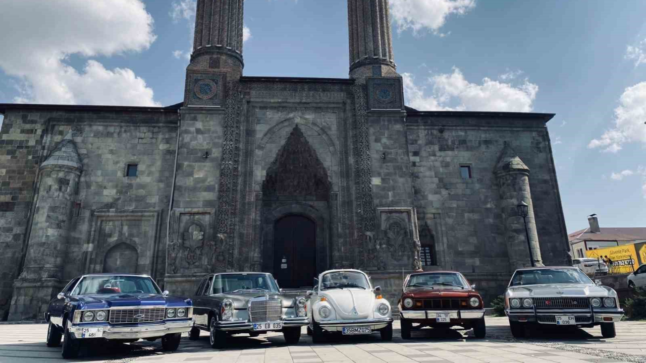 Klasik otomobil tutkunları Erzurum’da buluşuyor