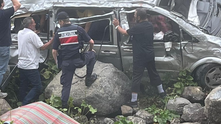 Demirkapı Yaylası’nda Arap turistleri taşıyan minibüs dere yatağına yuvarlandı