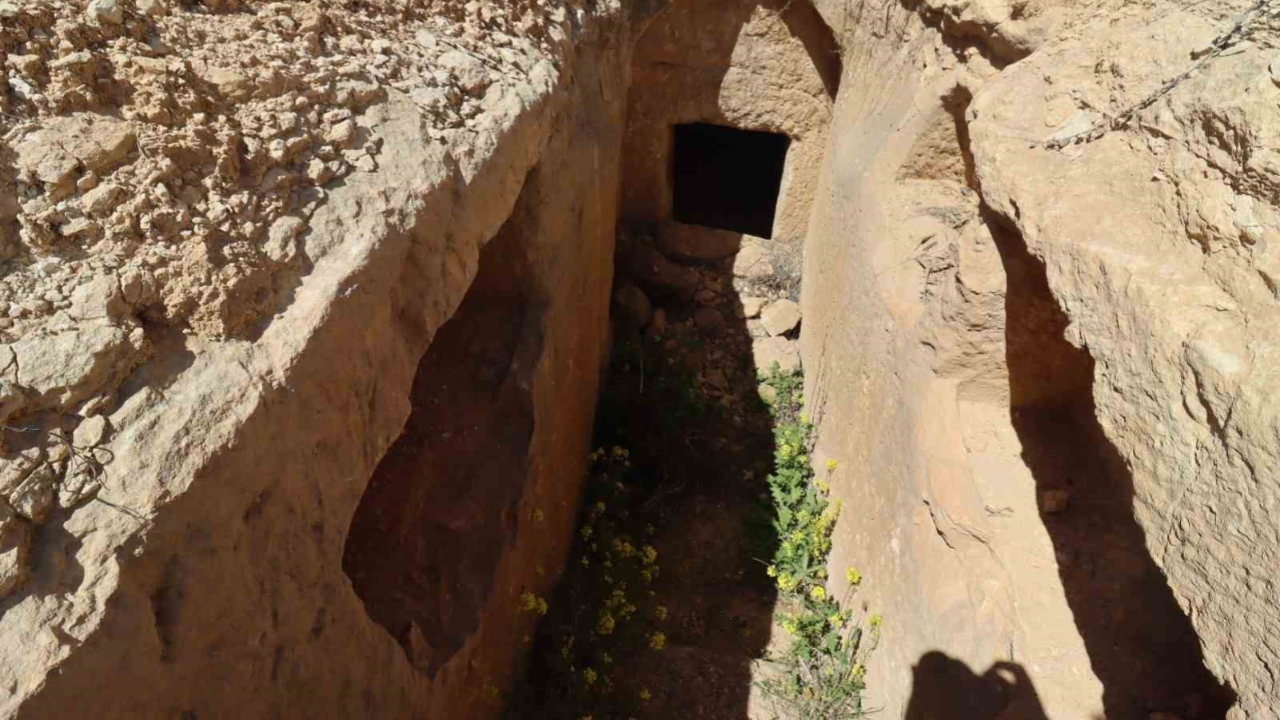 Şanlıurfa’da bulunan kaya mezarı kayıt altına alındı