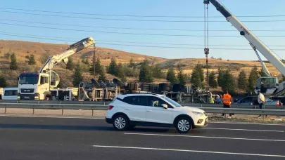 Beton mikseri otomobilin üzerine devrildi: 6 yaralı