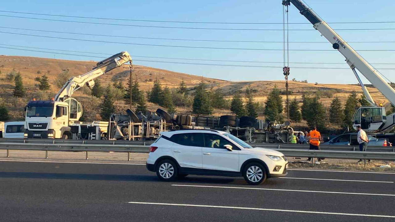 Beton mikseri otomobilin üzerine devrildi: 6 yaralı