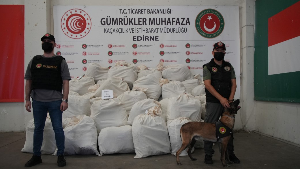 Kapıkule’de boya kutularında 692 kilo esrar yakalandı: 10 gözaltı