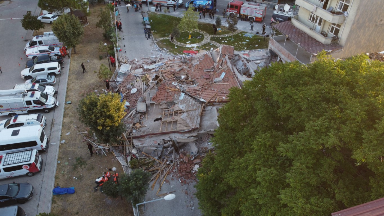 Sındırgı depreminde çöken bina sabahın ilk ışıkları ile havadan görüntülendi