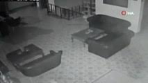 Balıkesir’deki 6.1 büyüklüğündeki deprem kamerada... Güvenlik kamerası bile sarsıntıya dayanmadı
