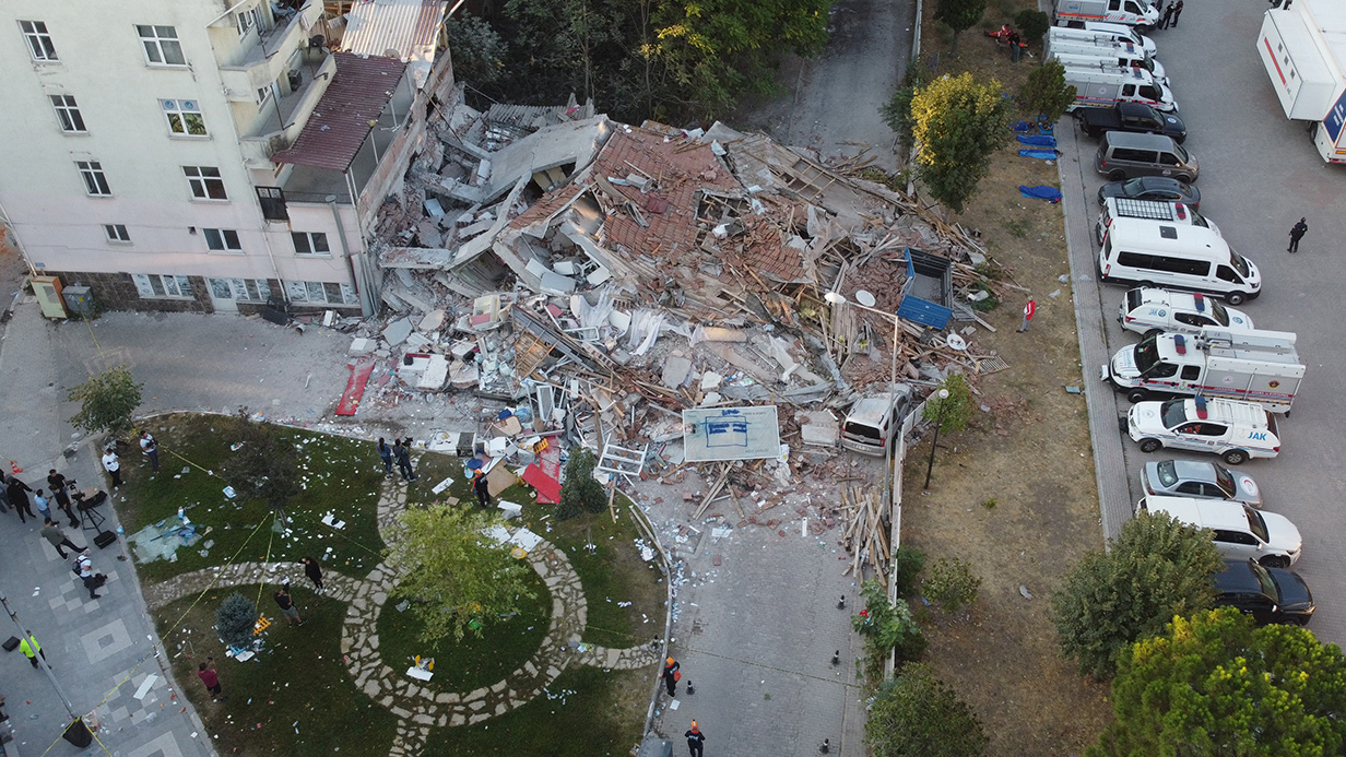 Bakan Tunç: "Sındırgı’da depremde yıkılan, bina sahibi ve müteahhitti gözaltına alınmıştır"