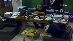 İBB’ye yönelik yolsuzluk soruşturmasında şüpheli iş insanının ofisinde para alışverişi kamerada