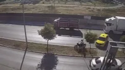 Adana’da taksicinin hatası, feci kazayla sonuçlandı.