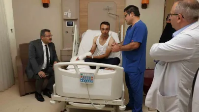 Yaralanan bekçiyi hastanede ziyaret etti
