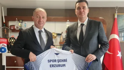 Günaydın’a forma hediye etti