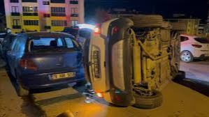 Zincirleme kazada yan yatan otomobilin altında kalmaktan son anda kurtuldu