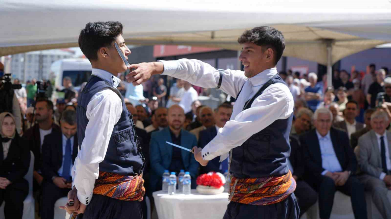 Erzurum Büyükşehir Belediyesince yapımı tamamlanan Halk Pazarı, Bilgi evi ve park için toplu açılış töreni düzenlendi.