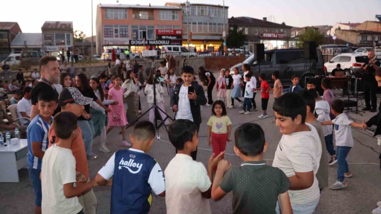 Karayazı’da gezici sinema ve açık hava konseri etkinliği