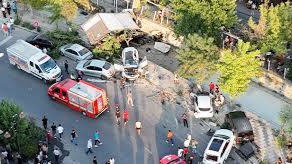 Freni patlayan kamyon 10 araca çarpıp, kanala düştü