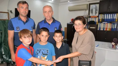 Türkeli’de örnek çocuklar: Buldukları 13 bin 400 lirayı teslim ettiler