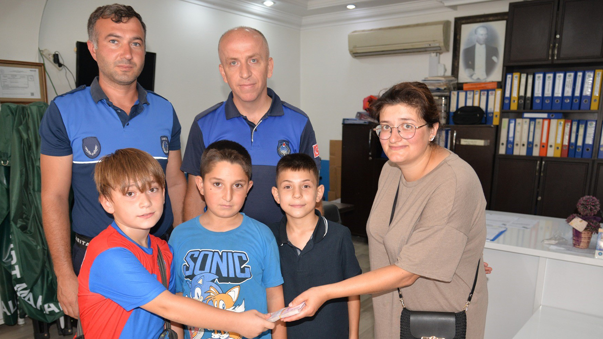 Türkeli’de örnek çocuklar: Buldukları 13 bin 400 lirayı teslim ettiler
