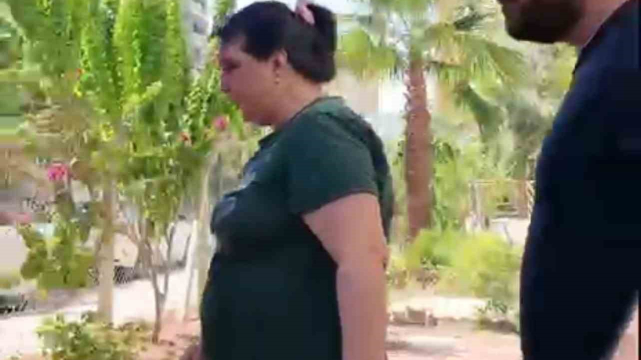 Kızını bıçakla kovaladı, o anlar kamerada