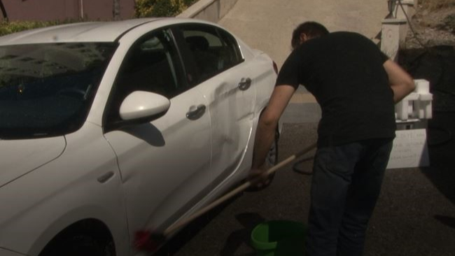 Boşa akan suyu belediye seyredince halk değerlendirdi