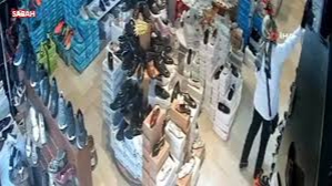 Sultangazi’de müşteri gibi girdiği dükkandan çanta çalan kadın kamerada