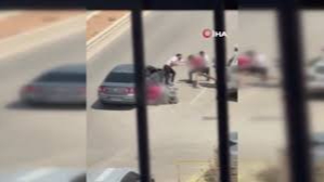 Otomobilden inen şahıslar, motokuryeyi tekme tokat dövdü