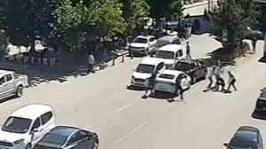 5 kişi kiracıyı cadde ortasında sopalarla dövdü